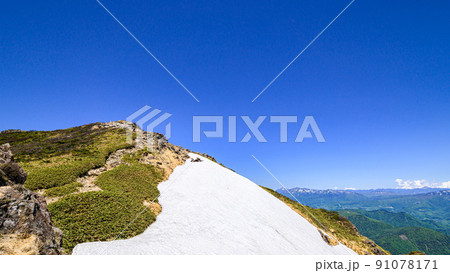 初夏の谷川岳山頂・オキの耳 91078171