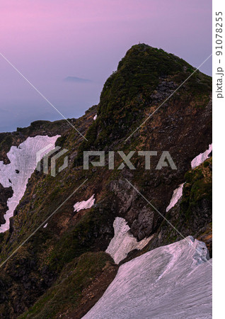 （群馬県）夜明けを迎える谷川岳・トマの耳 91078255