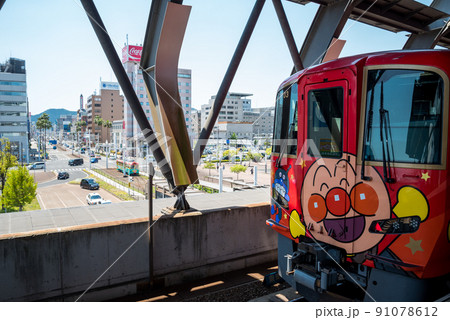 【土讃線】高知駅に停車する列車と街並み 91078612