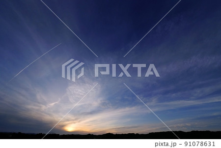 上層雲と飛行機雲が現れた夕空・夏・超広角・空主体・220612pm 上層雲と飛行機雲が現れた夕空・夏・超広角・空主体・220612pm 91078631