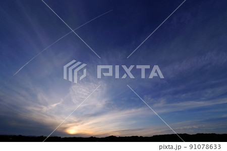 上層雲と飛行機雲が現れた夕空・夏・超広角・空主体・220612pm 上層雲と飛行機雲が現れた夕空・夏・超広角・空主体・220612pm 91078633