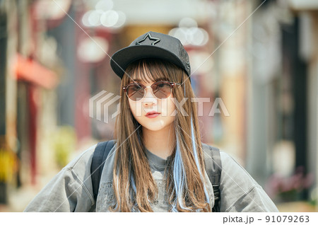 カメラ目線で立つZ世代の女性 91079263