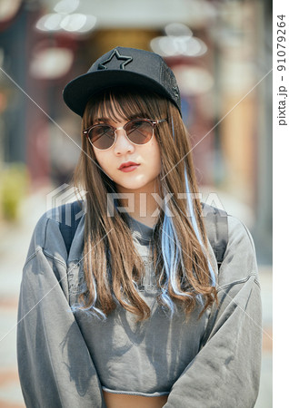 カメラ目線で立つZ世代の女性 91079264