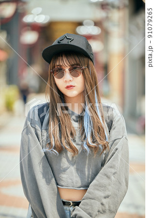カメラ目線で立つZ世代の女性 91079265