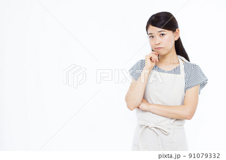 悩んでいる30代の主婦 悩んでいる30代の主婦 91079332
