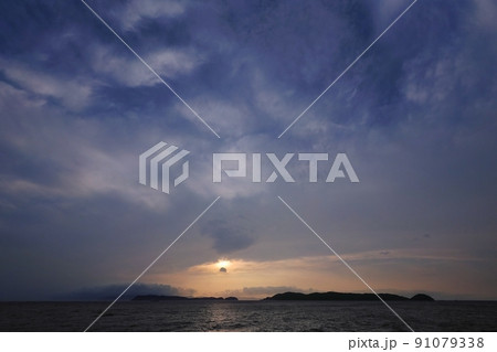 曇から神秘的な夕空に変化した海岸夕景・超広角・220616pm・空主体 91079338