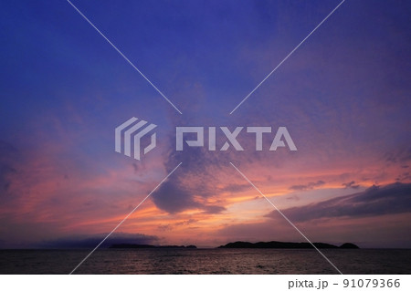 曇から神秘的な夕空に変化した海岸夕景・超広角・220616pm・空主体 91079366