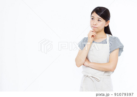 悩んでいる30代の主婦 悩んでいる30代の主婦 91079397