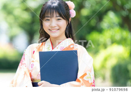 袴　卒業式　小学生の女の子 91079698