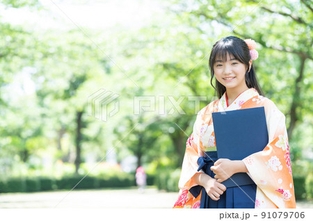 袴　卒業式　小学生の女の子 91079706