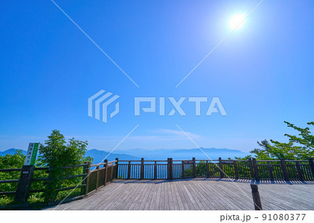 春の群馬県渋川市伊香保の高根展望台と東側の眺望 91080377