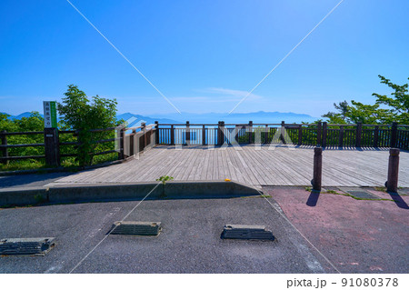 春の群馬県渋川市伊香保の高根展望台と東側の眺望 91080378