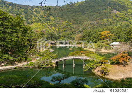 香川県高松市 栗林公園栗林公園を代表する景観の飛来峰と偃月橋 香川県高松市 栗林公園栗林公園を代表する景観の飛来峰と偃月橋 91080584