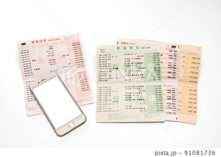スマートフォンとたくさんの通帳　インターネット銀行　ネットバンク　貯金通帳　預金通帳 91081736