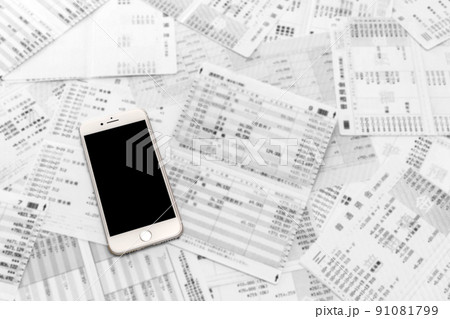 スマートフォンとたくさんの通帳 インターネット銀行 ネットバンク 貯金通帳 預金通帳 スマートフォンとたくさんの通帳 インターネット銀行 ネットバンク 貯金通帳 預金通帳 91081799