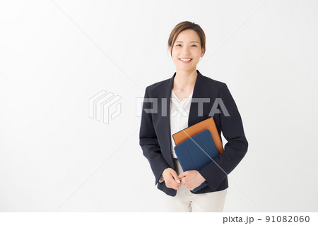 スーツ姿の女性 白背景 スーツ姿の女性 白背景 91082060