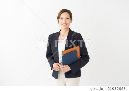 スーツ姿の女性 白背景 スーツ姿の女性 白背景 91082063