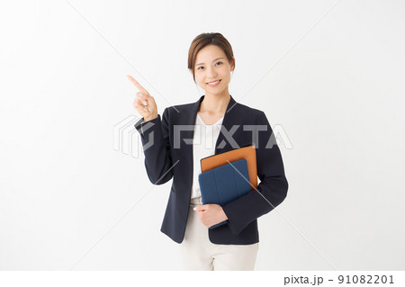 スーツ姿の女性　白背景 91082201