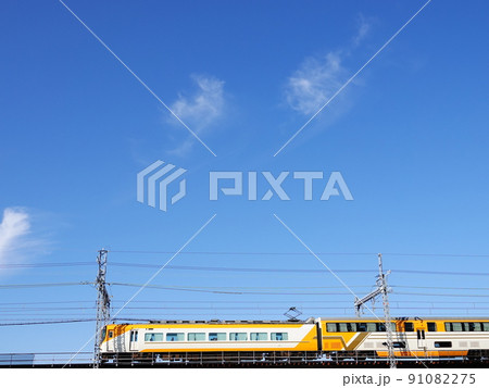 青空バックの近鉄特急「ビスタカー」風景 青空バックの近鉄特急「ビスタカー」風景 91082275