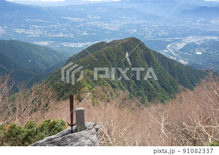 〔山梨県・6月〕剣と七丈小屋 甲斐駒ヶ岳・黒戸尾根コースの8号目付近(ハイマツ帯)から撮影 〔山梨県・6月〕剣と七丈小屋 甲斐駒ヶ岳・黒戸尾根コースの8号目付近(ハイマツ帯)から撮影 91082337