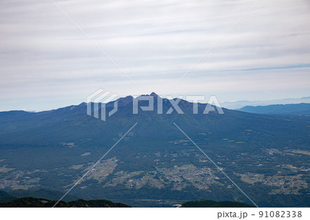 〔山梨県・6月〕壮大な八ヶ岳連峰とその眼下の街 甲斐駒ヶ岳・黒戸尾根コースの8号目付近から撮影 〔山梨県・6月〕壮大な八ヶ岳連峰とその眼下の街 甲斐駒ヶ岳・黒戸尾根コースの8号目付近から撮影 91082338