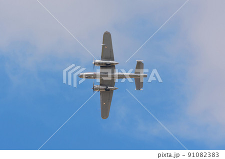 頭上のノース・アメリカンB-25Jミッチェル爆撃機 91082383