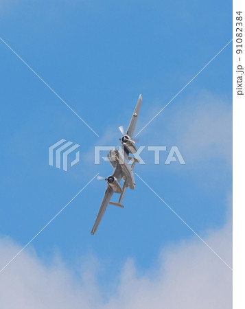 ノース・アメリカンB-25Jミッチェル爆撃機旋回 91082384