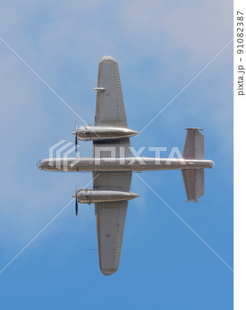 頭上のノース・アメリカンB-25Jミッチェル爆撃機 91082387