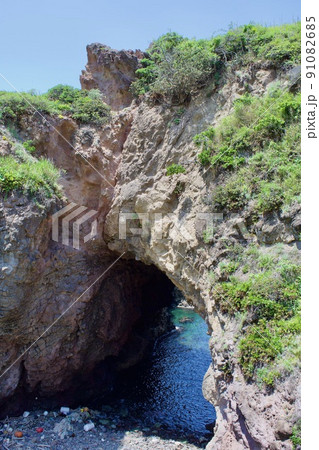 島根半島四十二浦の島根町　沖泊浦の洞窟　弁慶潮かき穴 91082685