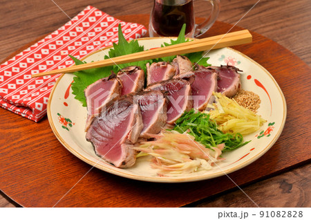 鰹のたたき、カツオのタタキ、海鮮料理、お刺身、シーフード料理。薬味いっぱい。 91082828
