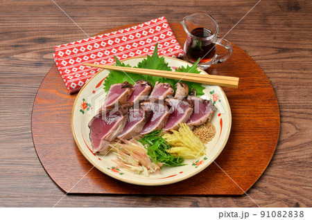 鰹のたたき、カツオのタタキ、海鮮料理、お刺身、シーフード料理。薬味いっぱい。 91082838