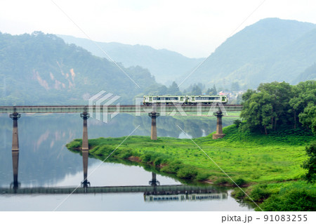 朝もやの中鉄橋を渡る春の一番列車 北上線 岩手県 朝もやの中鉄橋を渡る春の一番列車 北上線 岩手県 91083255