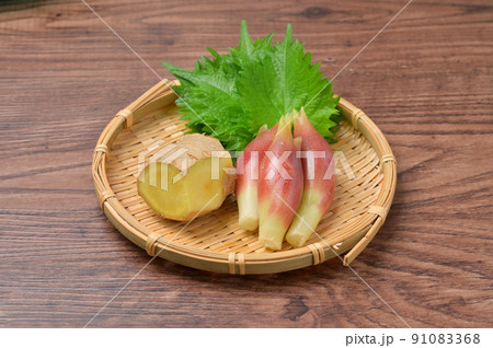 夏の薬味三選、生姜（しょうが）、大葉（しそ）、ミョウガ（茗荷）。の ...