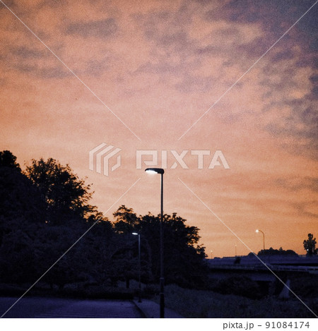 暮れ泥む夕景 91084174