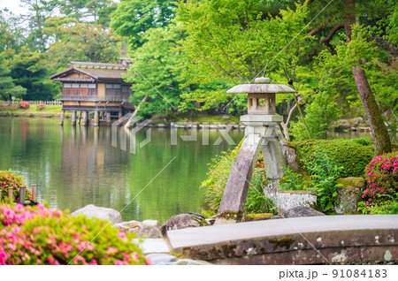 緑が美しい晴れの兼六園のことじ灯篭｜石川県金沢市 91084183