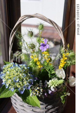 庭に花を出窓に飾る 91084193