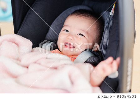 ベビーカーからほほえむ赤ちゃん ベビーカーからほほえむ赤ちゃん 91084501