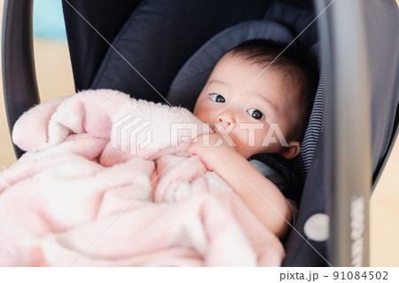 ベビーカーからほほえむ赤ちゃん 91084502