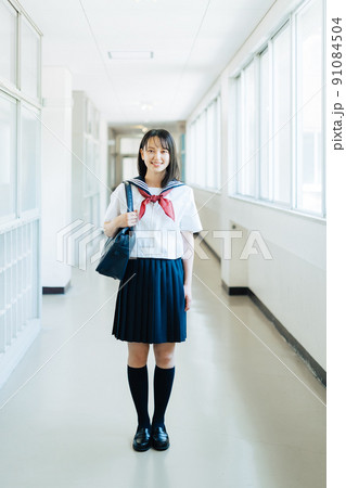 学校の廊下を歩く高校生 91084504