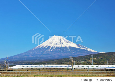 青空の富士山と新幹線 91084965