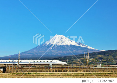 青空の富士山と新幹線 91084967