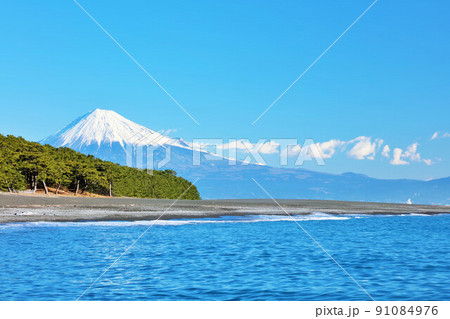 静岡県　青空の三保の松原と富士山 91084976