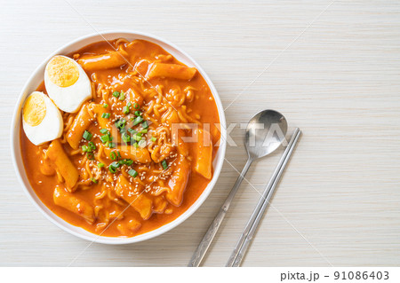 Korean instant noodle and Tteokbokki in Korean spicy sauce - Rabokki 91086403