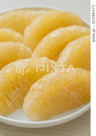 Fresh peeled pomelo, grapefruit or shaddock 91086471
