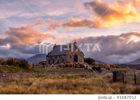 ニュージーランドのテカポ湖の湖畔にある善き羊飼いの教会 91087012