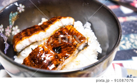 鰻を白いご飯に乗せる 鰻を白いご飯に乗せる 91087076