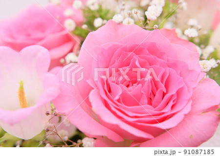 ピンクの花のフラワーアレンジメント ピンクの花のフラワーアレンジメント 91087185