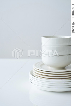白い天板の上にある食器 91087891