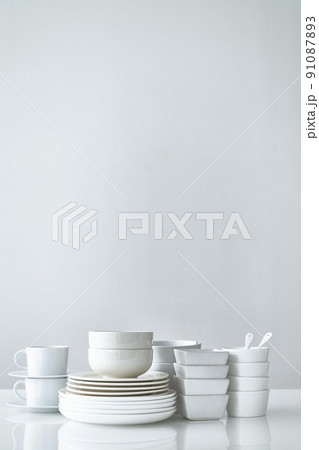 白い天板の上にある食器 91087893