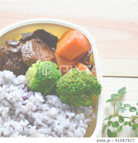 梅雨時に適した弁当　水分少な目ヘルシーカラフルおかず 91087927